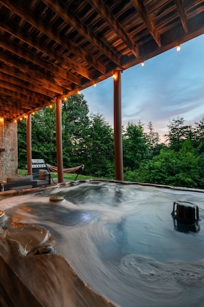 Outdoor spa tub