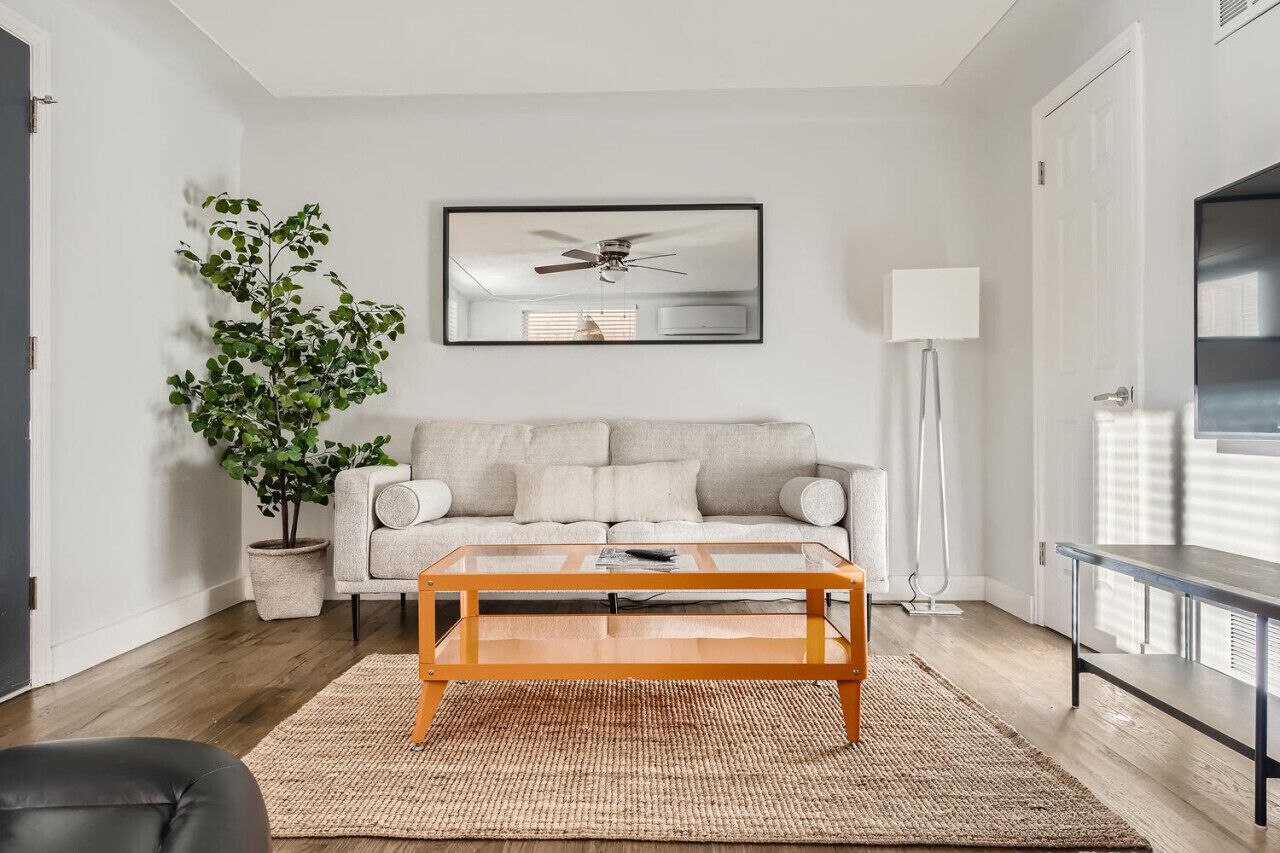 Stylish Mid-Term Rental (Unit #5): Your Home Away from Home in Denver