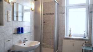 Dusche, Haartrockner, Handtücher, Seife