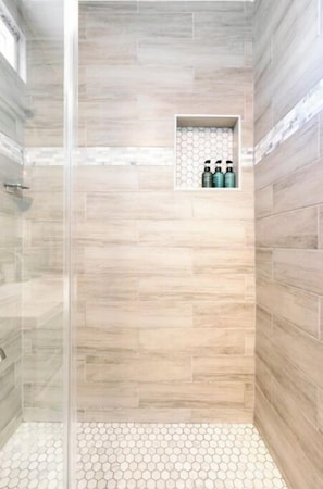 Een douche, een haardroger, handdoeken, zeep
