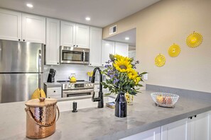 Refrigerador, microondas, placa de cocina, lavavajillas