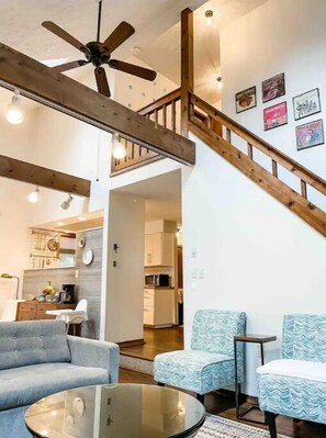 智能电视、壁炉、DVD 播放器、书