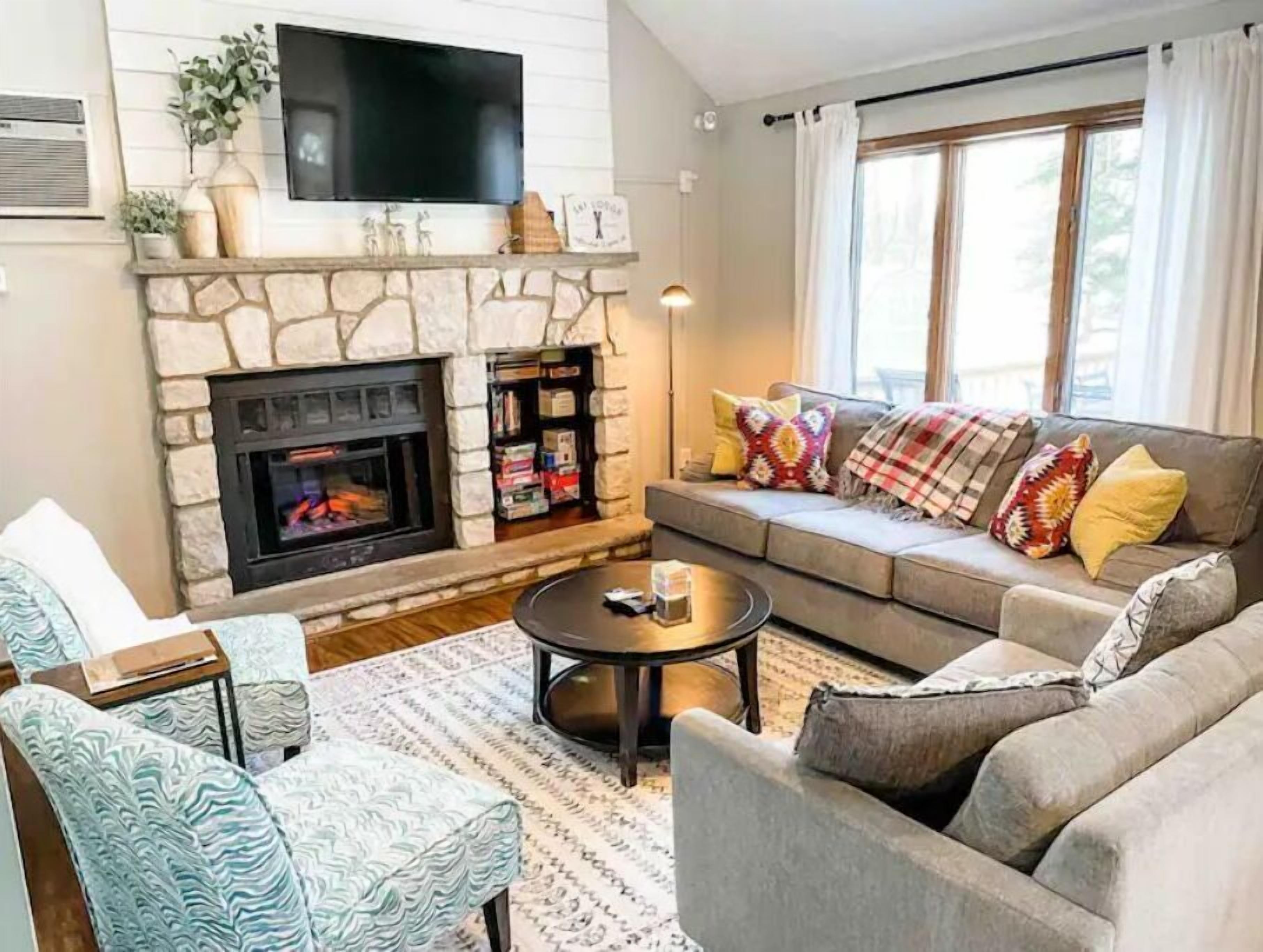 Smart-TV, Kamin, DVD-Player, Bücher