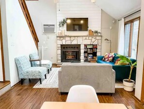 Smart-TV, peis, DVD-spiller og bøker