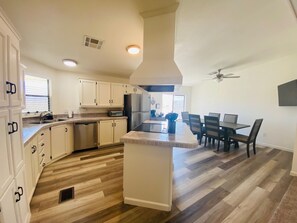 Fridge, microwave, oven, stovetop - Grand Canyon West Vacation Home (Meadview)