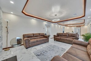 TV connectée, cheminée, baby-foot, livres