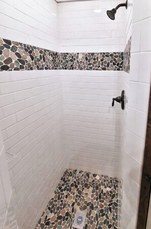 Dusche, Haartrockner, Handtücher, Toilettenpapier