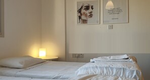 2 室のベッドルーム、アイロン / アイロン台、WiFi (無料)