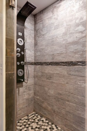 Dusche, Regendusche, Haartrockner, Handtücher