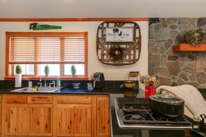 Réfrigérateur, micro-ondes, plaque de cuisson, cafetière/bouilloire