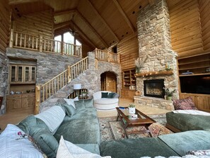 Smart TV, lareira, DVD player, livros