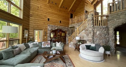 Must Stay- Gorgeous Secluded Log Cabin! (15 min from downtown)