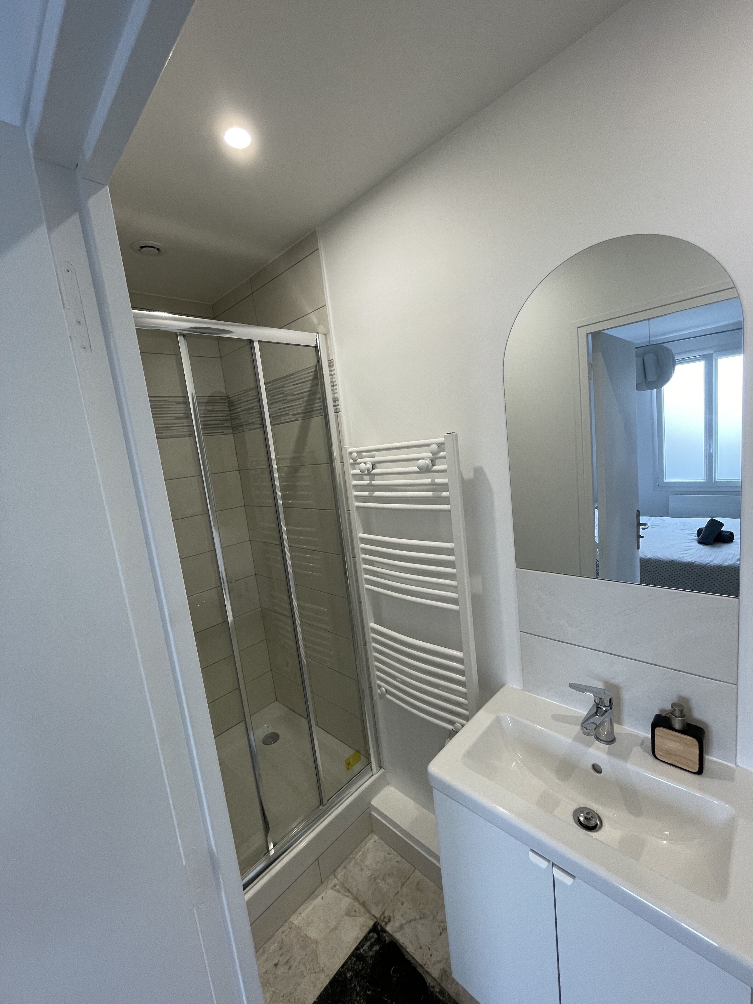 Douche, articles de toilette gratuits, sèche-cheveux