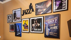 Pared con carteles y recuerdos enmarcados relacionados con la música jazz, incluyendo un cartel del New Orleans Jazz Club.