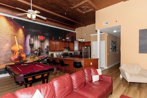 Smart TV, fireplace - Jazz Club Themed Downtown Sandusky (Sandusky)