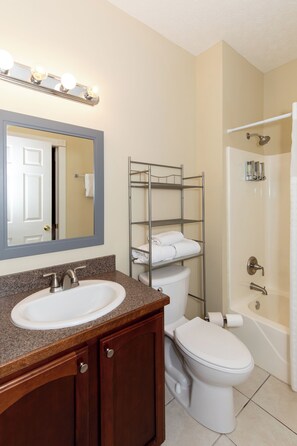 Hair dryer, towels - Jazz Club Themed Downtown Sandusky (Sandusky)