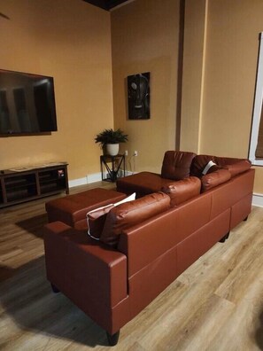 Smart TV, fireplace - Jazz Club Themed Downtown Sandusky (Sandusky)