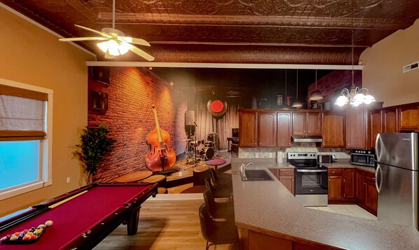 Fridge, microwave, oven, stovetop - Jazz Club Themed Downtown Sandusky (Sandusky)