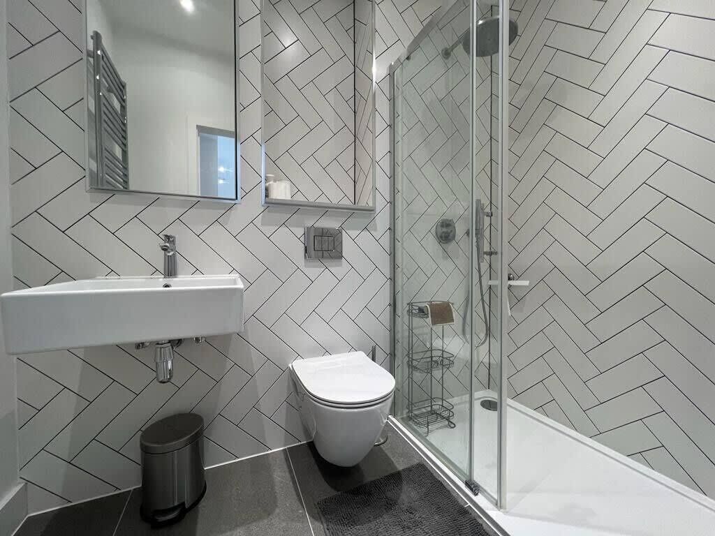 Douche, sèche-cheveux, serviettes fournies