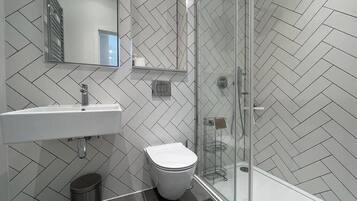 Douche, sĂšche-cheveux, serviettes fournies