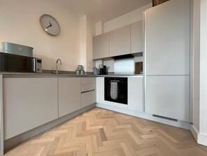 Kühlschrank, Ofen, Toaster, Kochgeschirr/Geschirr/Besteck