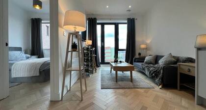 1 Bed w/ Parking| Ideal for work stays By Tempstay