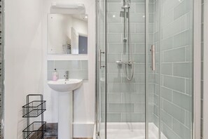 Douche, séchoir à cheveux, serviettes fournies
