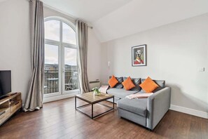 TV, offices - Cosy Central Apartment in Windsor (Berkshire)