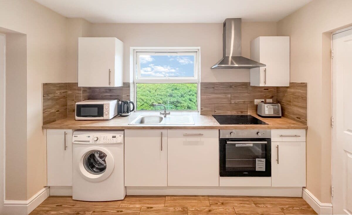 Refrigerador, horno, parrilla de estufa y utensilios de cocina 