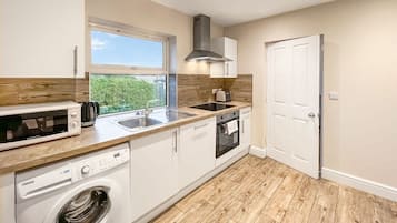 Fridge, oven, stovetop, cookware/dishes/utensils