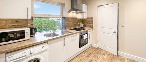 Fridge, oven, stovetop, cookware/dishes/utensils