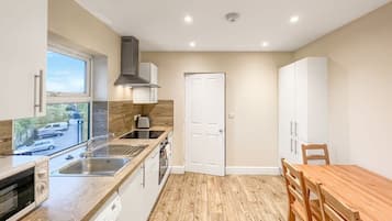 Fridge, oven, stovetop, cookware/dishes/utensils