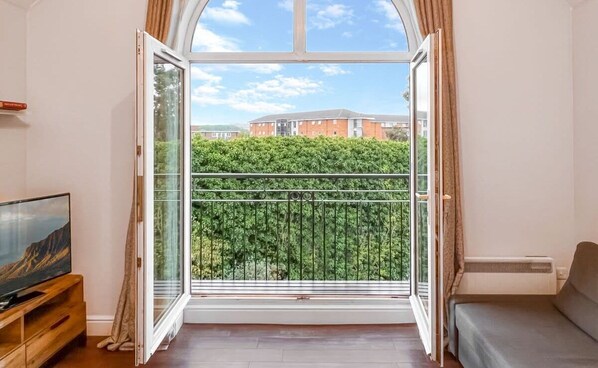 Televisión y oficina 