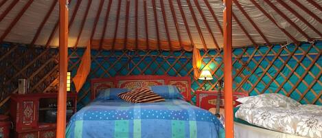 1 bedroom, bed sheets