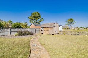 Property grounds - Family Home, 11 mi to Gulf Shores, 3mi to OWA! (Foley)