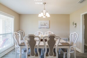 Dining - Family Home, 11 mi to Gulf Shores, 3mi to OWA! (Foley)