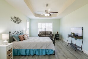 3 bedrooms, WiFi, bed sheets - Family Home, 11 mi to Gulf Shores, 3mi to OWA! (Foley)