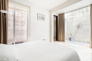 1 chambre, bureau, fer et planche à repasser, lit de bébé portatif