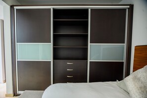 1 habitación, escritorio, tabla de planchar con plancha y cuna de viaje 