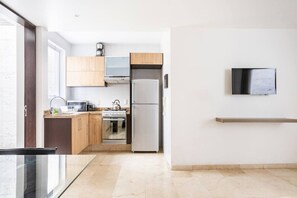 Réfrigérateur, four à micro-ondes, un four, surface de cuisson