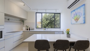Apartamento standard | Cozinha privada | Máquina de café expresso, geladeira grande, micro-ondas, fogão