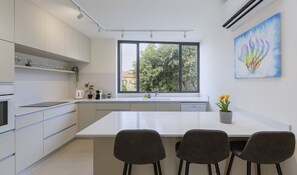 标准公寓 | 私人厨房 | 大冰箱、微波炉、烤箱、炉灶