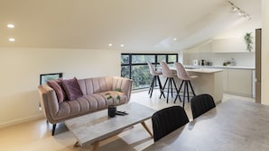 Apartamento superior | Cozinha privada | Máquina de café expresso, geladeira grande, micro-ondas, fogão