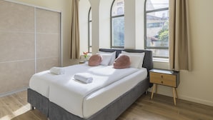 Apartamento luxo | Escrivaninha, ferros/tábuas de passar roupa, Wi-Fi de cortesia