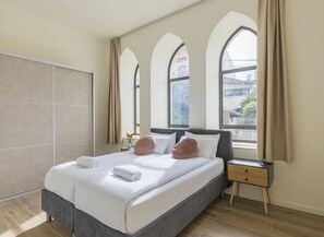 Deluxe Apartment | Desk, iron/ironing board, free WiFi, bed sheets