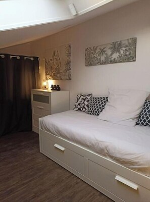 2 chambres, fer et planche à repasser, Wi-Fi gratuit, draps fournis