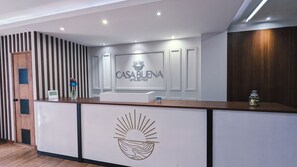 42-tommers smart-tv med kabelkanaler, tv, legetøj