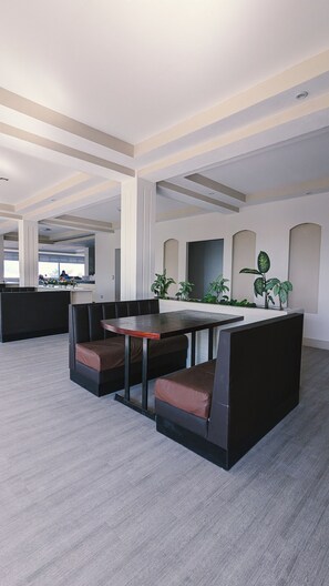 42-tommers smart-tv med kabelkanaler, tv, legetøj