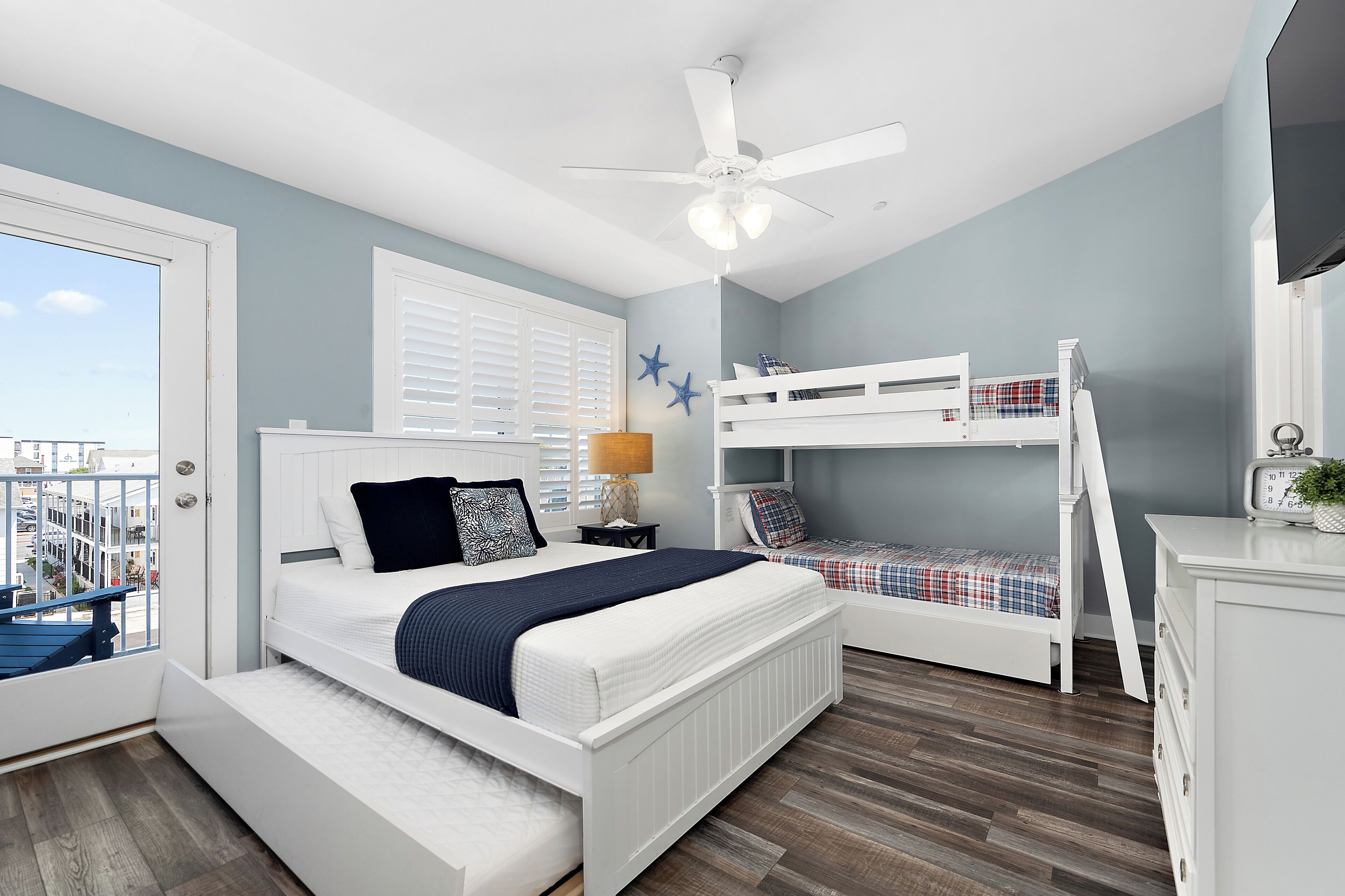 3 室のベッドルーム、デスク、アイロン / アイロン台、旅行用ベビーベッド