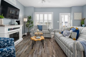 TV connectée, cheminée, jeux vidéo, livres